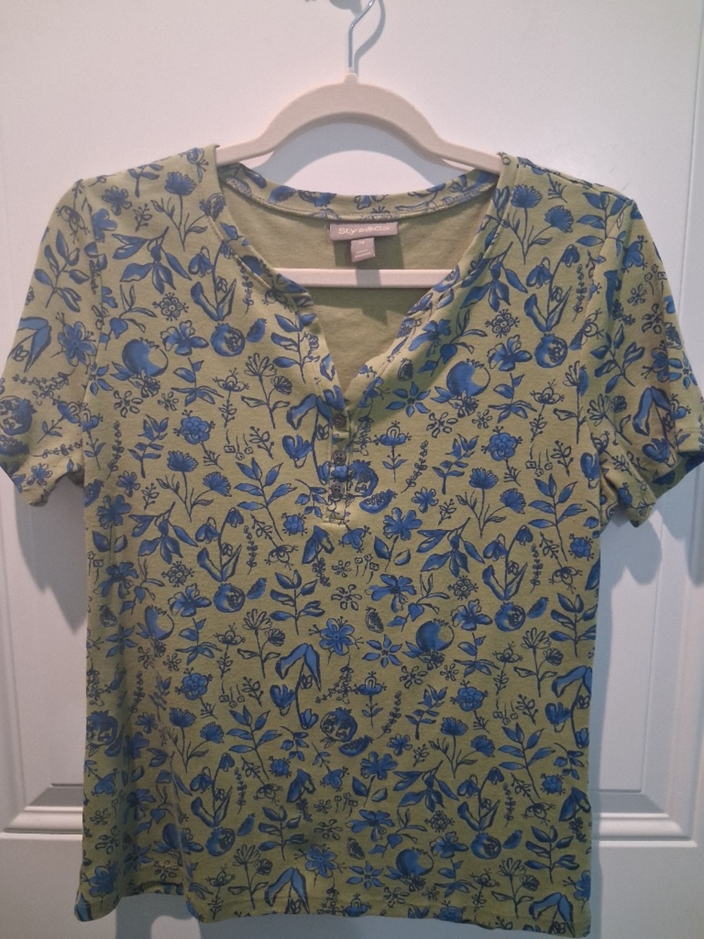 NWOT--STYLE & CO. PM COTTON FLORAL SHORT-SLEEVED HENLEY TOP!